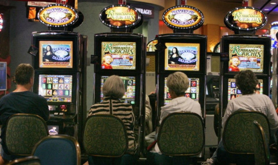 £975 Daily freeroll slot tournament at Casinia Casino
